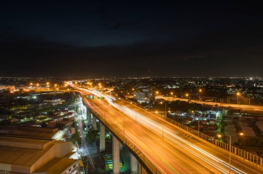 Bangkok Tayland iş şehri. Geceleri şehir merkezi hava manzarası.