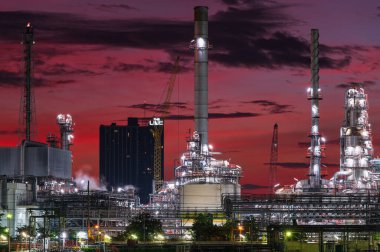 Petrol ve gaz rafineri kuleleri, petrol ve kimya fabrikaları güneş batımında, petrol ve kimya fabrikaları