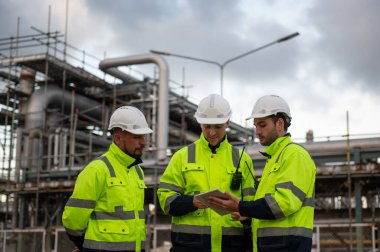 Rafineri endüstrisi, endüstriyel üretim, petrol ve gaz rafinerisi fabrikası, Petrokimya fabrikası