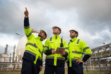 Rafineri endüstrisi, endüstriyel üretim, petrol ve gaz rafinerisi fabrikası, Petrokimya fabrikası