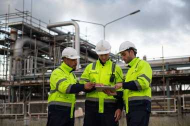 Rafineri endüstrisi, endüstriyel üretim, petrol ve gaz rafinerisi fabrikası, Petrokimya fabrikası