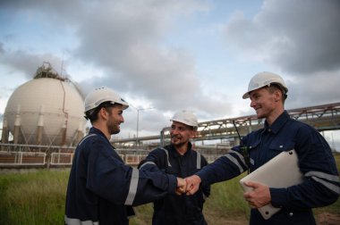 Rafineri endüstrisi, endüstriyel üretim, petrol ve gaz rafinerisi fabrikası, Petrokimya fabrikası
