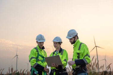 Rüzgar türbini çiftliğinde çalışan mühendisler, rüzgar türbinleri temiz enerji kaynağı, elektrik ve sanayi çevresi için eko teknolojisi üretiyor.