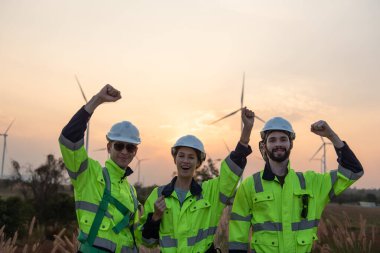 Rüzgar türbini çiftliğinde çalışan mühendisler, rüzgar türbinleri temiz enerji kaynağı, elektrik ve sanayi çevresi için eko teknolojisi üretiyor.