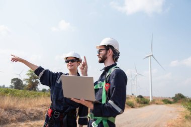 Rüzgar türbini çiftliğinde çalışan mühendisler, rüzgar türbinleri temiz enerji kaynağı, elektrik ve sanayi çevresi için eko teknolojisi üretiyor.