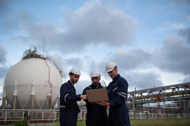 Rafineri endüstrisi, petrol ve gaz rafinerisi fabrikasında bilgisayar bilgisayarı üzerinde çalışan mühendis, Petrokimya fabrikası