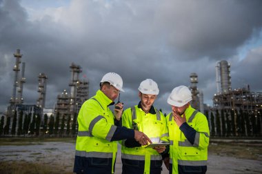 Rafineri endüstrisi, endüstriyel üretim, petrol ve gaz rafinerisi fabrikası, Petrokimya fabrikası