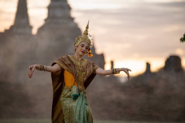 Pantomim (Khon) Wat Phra Si Santhe, Ayutthaya, Tayland 'da halka açık bir yerde Ramakien' den (Ramayana) geleneksel Tayland klasik maskeli oyun sahneleri.