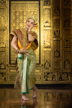 Pantomim (Khon) Tayland 'ın başkenti Ayutthaya' da Wat Phra Khao 'da Tayland tablolarının bir arkaplanı ile geleneksel Tayland klasik maskeli oyun sahneleridir.