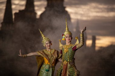 Pantomim (Khon) Wat Phra Si Santhe, Ayutthaya, Tayland 'da halka açık bir yerde Ramakien' den (Ramayana) geleneksel Tayland klasik maskeli oyun sahneleri.