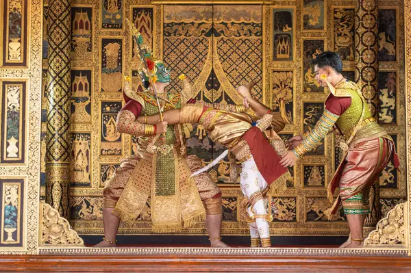Pantomim (Khon) Tayland 'ın başkenti Ayutthaya' da Wat Phra Khao 'da Tayland tablolarının bir arkaplanı ile geleneksel Tayland klasik maskeli oyun sahneleridir.