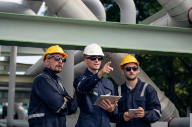 Rafineri endüstrisi, petrol ve gaz rafinerisi fabrikasında tabletle çalışan mühendis, Petrokimya fabrikası