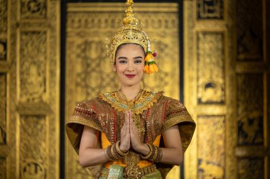 Pantomim (Khon) Tayland 'ın başkenti Ayutthaya' da Wat Phra Khao 'da Tayland tablolarının bir arkaplanı ile geleneksel Tayland klasik maskeli oyun sahneleridir.