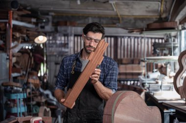 Luthier klasik bir gitar, sanat ve zanaat konsepti üzerinde çalışıyor.