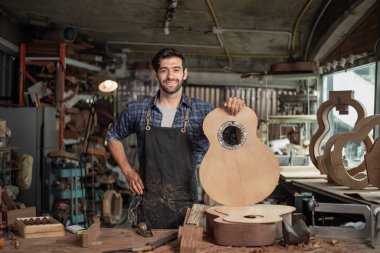 Gitar Luthier 'in portresi atölye, sanat ve zanaat konseptinde küçük işletme sahibi