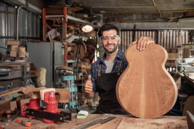 Gitar Luthier 'in portresi atölye, sanat ve zanaat konseptinde küçük işletme sahibi
