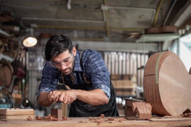 Klasik gitar yapma süreci, Luthier 'in gitar yaratması ve geleneksel olarak aletleri kullanması.