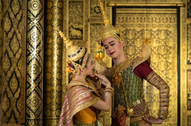 Pantomim (Khon) Tayland 'ın başkenti Ayutthaya' da Wat Phra Khao 'da Tayland tablolarının bir arkaplanı ile geleneksel Tayland klasik maskeli oyun sahneleridir.