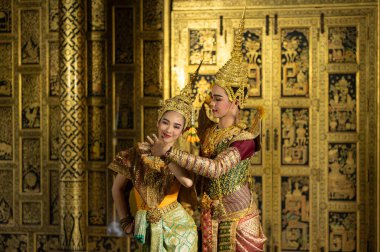 Pantomim (Khon) Tayland 'ın başkenti Ayutthaya' da Wat Phra Khao 'da Tayland tablolarının bir arkaplanı ile geleneksel Tayland klasik maskeli oyun sahneleridir.