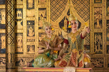Pantomim (Khon) Tayland 'ın başkenti Ayutthaya' da Wat Phra Khao 'da Tayland tablolarının bir arkaplanı ile geleneksel Tayland klasik maskeli oyun sahneleridir.
