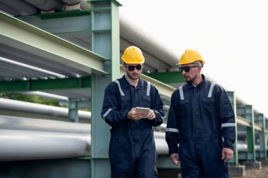 Rafineri endüstrisi, petrol ve gaz rafinerisi fabrikasında tabletle çalışan mühendis, Petrokimya fabrikası