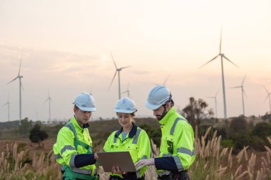 Rüzgar türbini çiftliğinde çalışan mühendisler, rüzgar türbinleri temiz enerji kaynağı, elektrik ve sanayi çevresi için eko teknolojisi üretiyor.