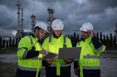 Rafineri endüstrisi, endüstriyel üretim, petrol ve gaz rafinerisi fabrikası, Petrokimya fabrikası