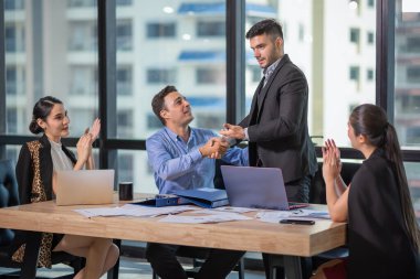 İş adamı iş planını ofisteki toplantı odasında sunar. İş hediyesi ve toplantı konsepti