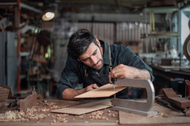 Klasik gitar yapma süreci, Luthier 'in gitar yaratması ve geleneksel olarak aletleri kullanması.