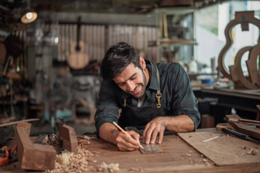 Luthier klasik gitar, sanat ve zanaat konseptinden bir incir başı yapıyor.
