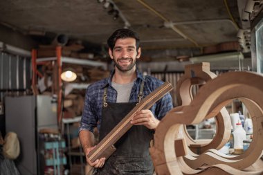 Luthier klasik bir gitar, sanat ve zanaat konsepti üzerinde çalışıyor.