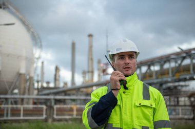 Rafineri endüstrisi, endüstriyel üretim, petrol ve gaz rafinerisi fabrikası, Petrokimya fabrikası