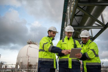 Rafineri endüstrisi, endüstriyel üretim, petrol ve gaz rafinerisi fabrikası, Petrokimya fabrikası