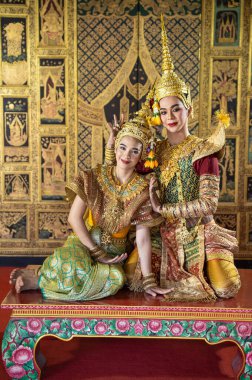 Pantomim (Khon) Tayland 'ın başkenti Ayutthaya' da Wat Phra Khao 'da Tayland tablolarının bir arkaplanı ile geleneksel Tayland klasik maskeli oyun sahneleridir.