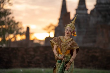 Pantomim (Khon) Wat Phra Si Santhe, Ayutthaya, Tayland 'da halka açık bir yerde Ramakien' den (Ramayana) geleneksel Tayland klasik maskeli oyun sahneleri.