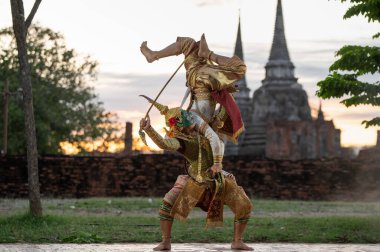 Pantomim (Khon) Wat Phra Si Santhe, Ayutthaya, Tayland 'da halka açık bir yerde Ramakien' den (Ramayana) geleneksel Tayland klasik maskeli oyun sahneleri.