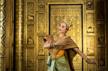 Pantomim (Khon) Tayland 'ın başkenti Ayutthaya' da Wat Phra Khao 'da Tayland tablolarının bir arkaplanı ile geleneksel Tayland klasik maskeli oyun sahneleridir.