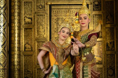 Pantomim (Khon) Tayland 'ın başkenti Ayutthaya' da Wat Phra Khao 'da Tayland tablolarının bir arkaplanı ile geleneksel Tayland klasik maskeli oyun sahneleridir.