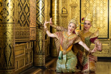 Pantomim (Khon) Tayland 'ın başkenti Ayutthaya' da Wat Phra Khao 'da Tayland tablolarının bir arkaplanı ile geleneksel Tayland klasik maskeli oyun sahneleridir.