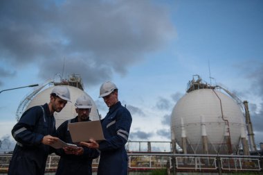 Rafineri endüstrisi, petrol ve gaz rafinerisi fabrikasında bilgisayar bilgisayarı üzerinde çalışan mühendis, Petrokimya fabrikası