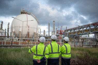 Rafineri endüstrisi, endüstriyel üretim, petrol ve gaz rafinerisi fabrikası, Petrokimya fabrikası