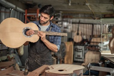 Klasik gitar yapma süreci, Luthier 'in gitar yaratması ve geleneksel olarak aletleri kullanması.