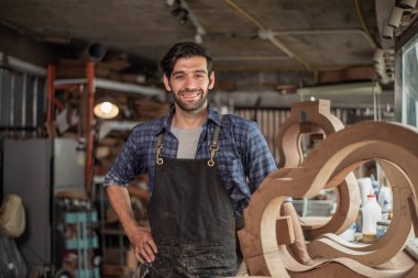 Gitar Luthier 'in portresi atölye, sanat ve zanaat konseptinde küçük işletme sahibi