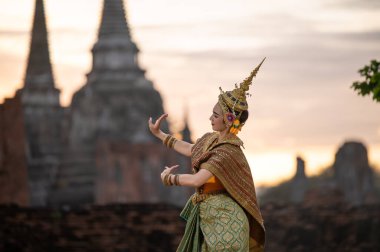 Pantomim (Khon) Wat Phra Si Santhe, Ayutthaya, Tayland 'da halka açık bir yerde Ramakien' den (Ramayana) geleneksel Tayland klasik maskeli oyun sahneleri.