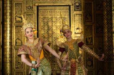 Pantomim (Khon) Tayland 'ın başkenti Ayutthaya' da Wat Phra Khao 'da Tayland tablolarının bir arkaplanı ile geleneksel Tayland klasik maskeli oyun sahneleridir.
