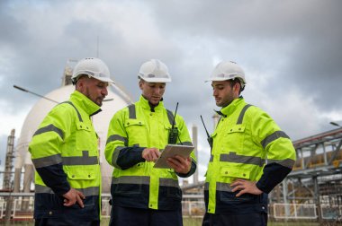 Rafineri endüstrisi, endüstriyel üretim, petrol ve gaz rafinerisi fabrikası, Petrokimya fabrikası