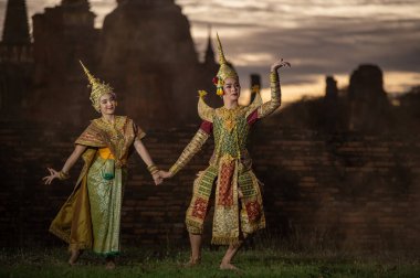 Pantomim (Khon) Wat Phra Si Santhe, Ayutthaya, Tayland 'da halka açık bir yerde Ramakien' den (Ramayana) geleneksel Tayland klasik maskeli oyun sahneleri.