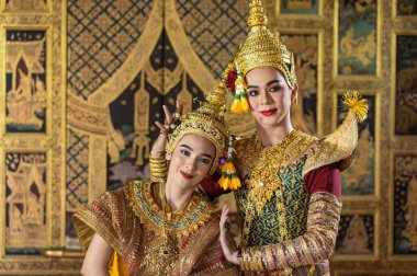 Pantomim (Khon) Tayland 'ın başkenti Ayutthaya' da Wat Phra Khao 'da Tayland tablolarının bir arkaplanı ile geleneksel Tayland klasik maskeli oyun sahneleridir.