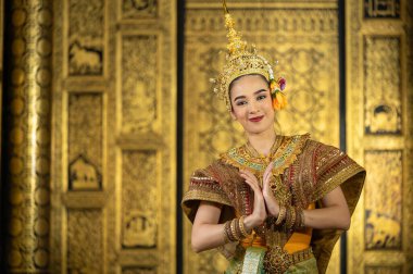 Pantomim (Khon) Tayland 'ın başkenti Ayutthaya' da Wat Phra Khao 'da Tayland tablolarının bir arkaplanı ile geleneksel Tayland klasik maskeli oyun sahneleridir.