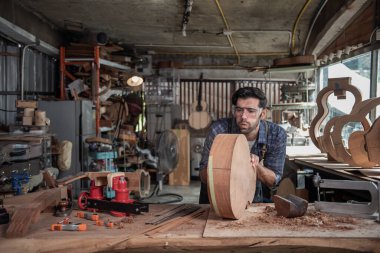 Klasik gitar yapma süreci, Luthier 'in gitar yaratması ve geleneksel olarak aletleri kullanması.